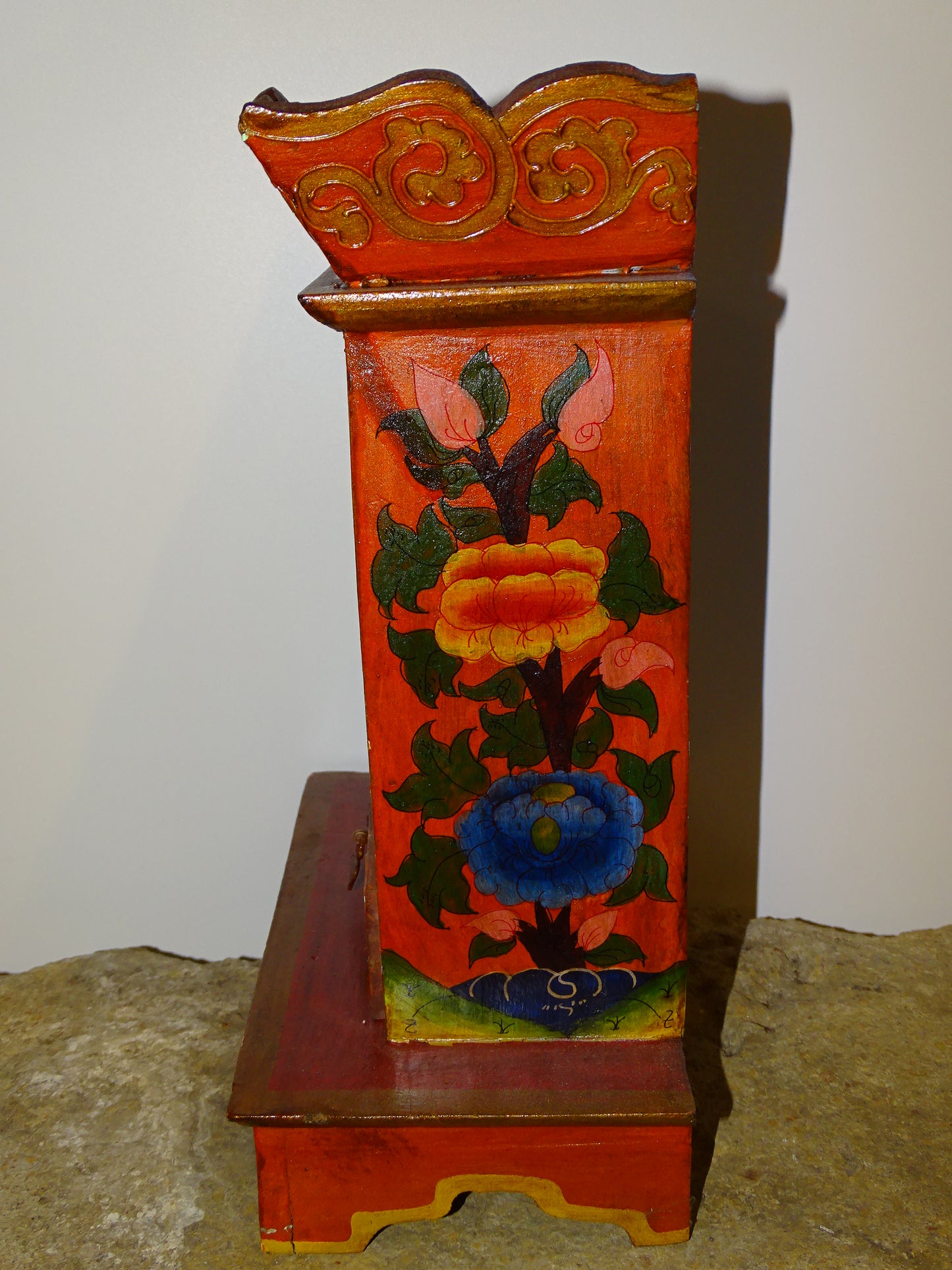 Selection of wooden altars with drawers, hand-painted in Nepal. 2 models to choose from: 16.5x22x14 cm or 36x22x9 cm. Very good quality, typical patterns!