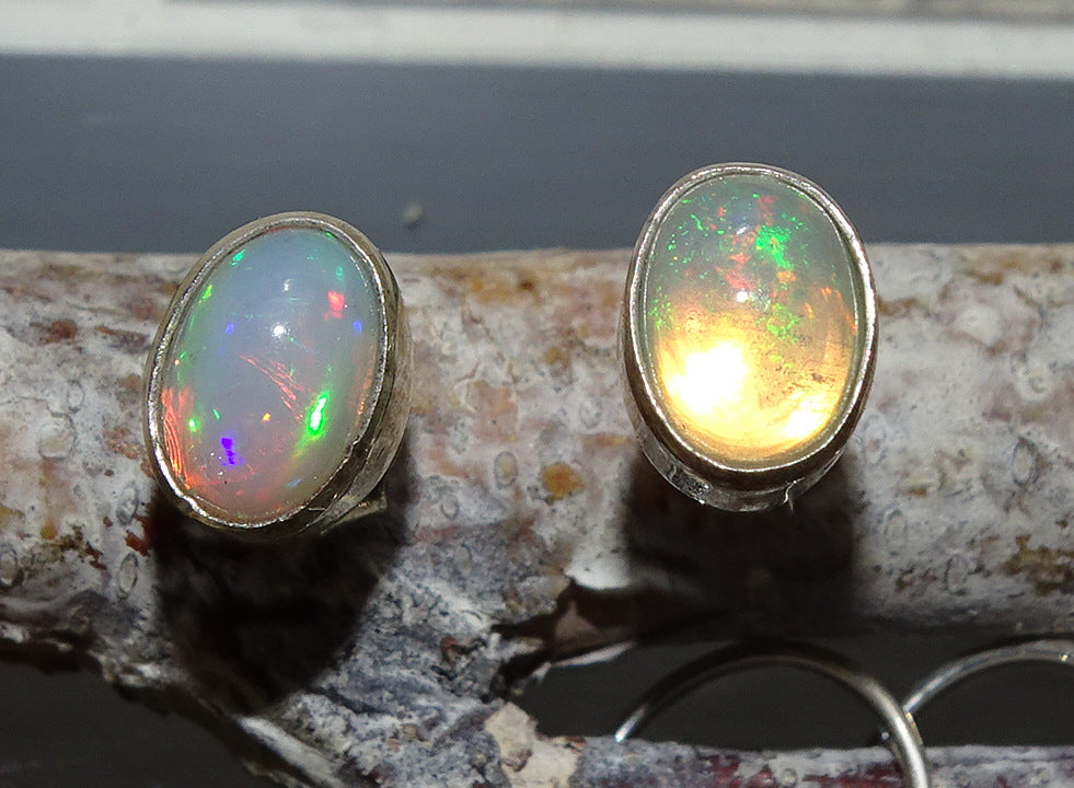 Boucles ou Puces d'oreilles en Opale Welo, qualité AA à AAA, fait par "Gem & Zen". Superbes cabochons de pierres sertis sur Argent 925, des reflets hypnotisants, parfait !