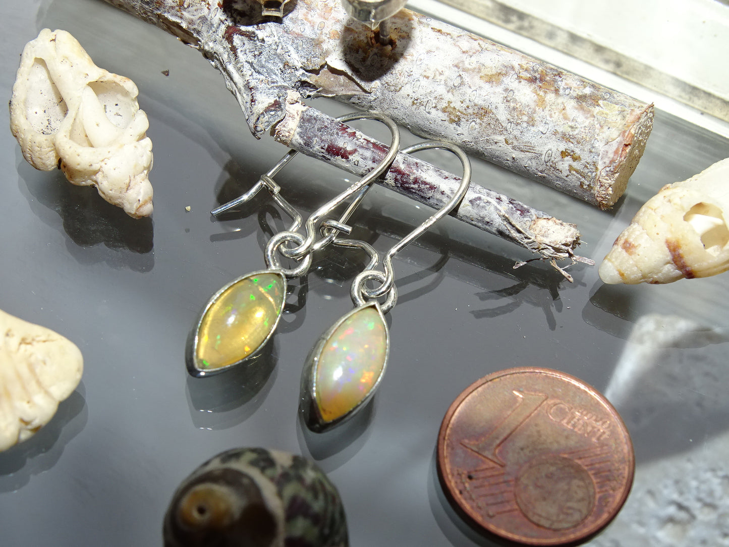 Boucles ou Puces d'oreilles en Opale Welo, qualité AA à AAA, fait par "Gem & Zen". Superbes cabochons de pierres sertis sur Argent 925, des reflets hypnotisants, parfait !