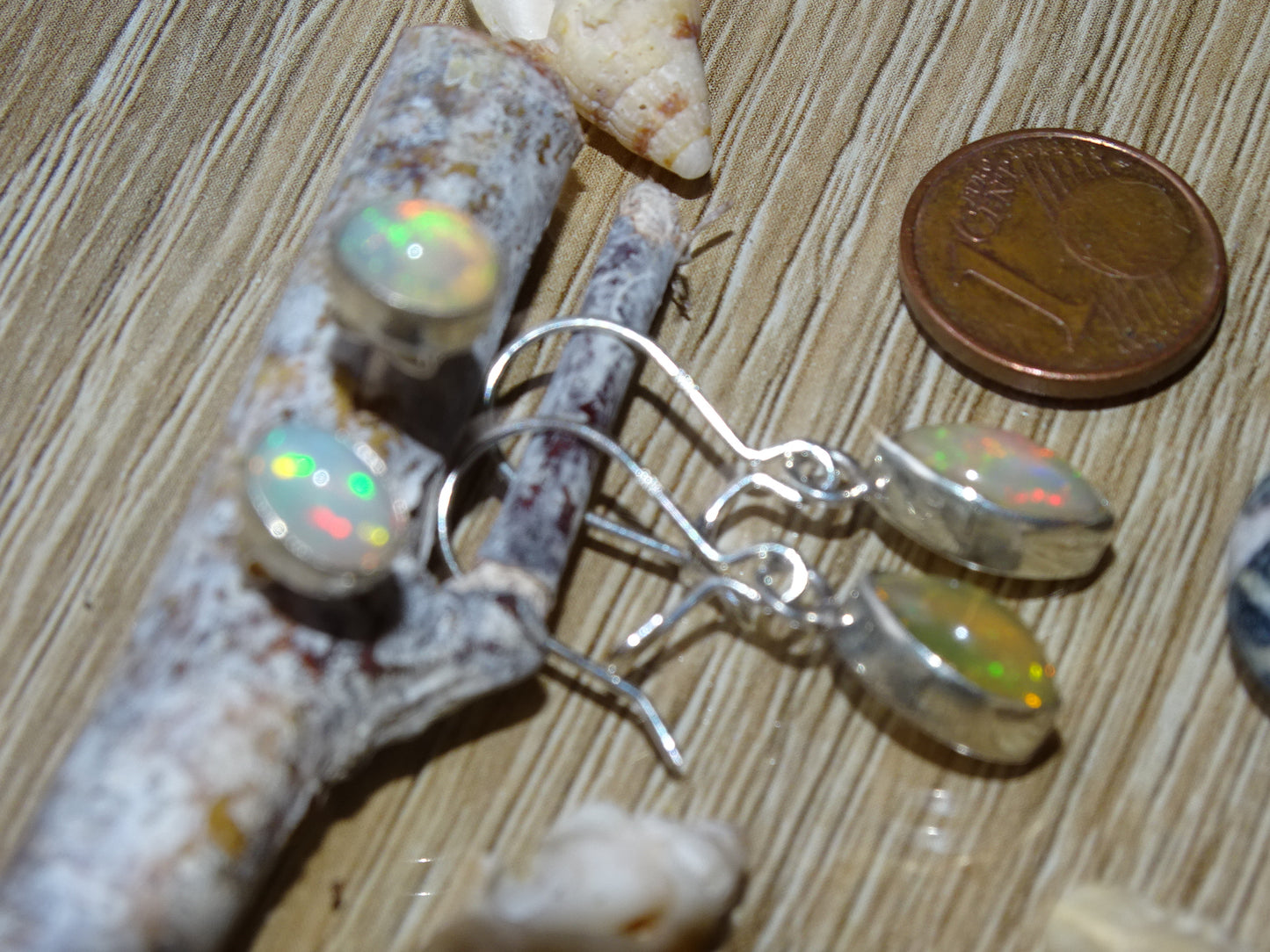 Boucles ou Puces d'oreilles en Opale Welo, qualité AA à AAA, fait par "Gem & Zen". Superbes cabochons de pierres sertis sur Argent 925, des reflets hypnotisants, parfait !