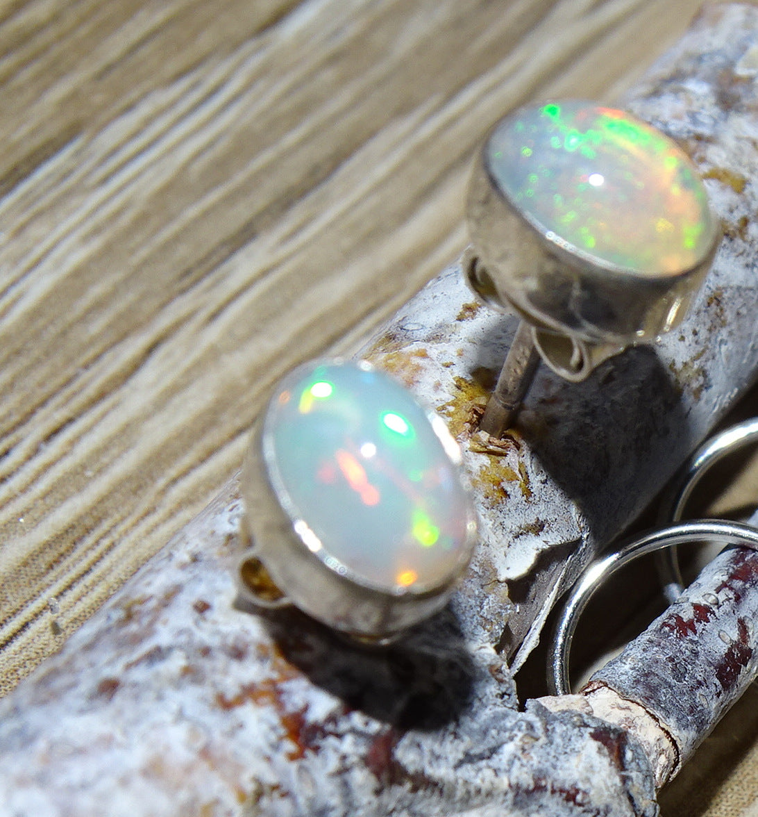 Boucles ou Puces d'oreilles en Opale Welo, qualité AA à AAA, fait par "Gem & Zen". Superbes cabochons de pierres sertis sur Argent 925, des reflets hypnotisants, parfait !