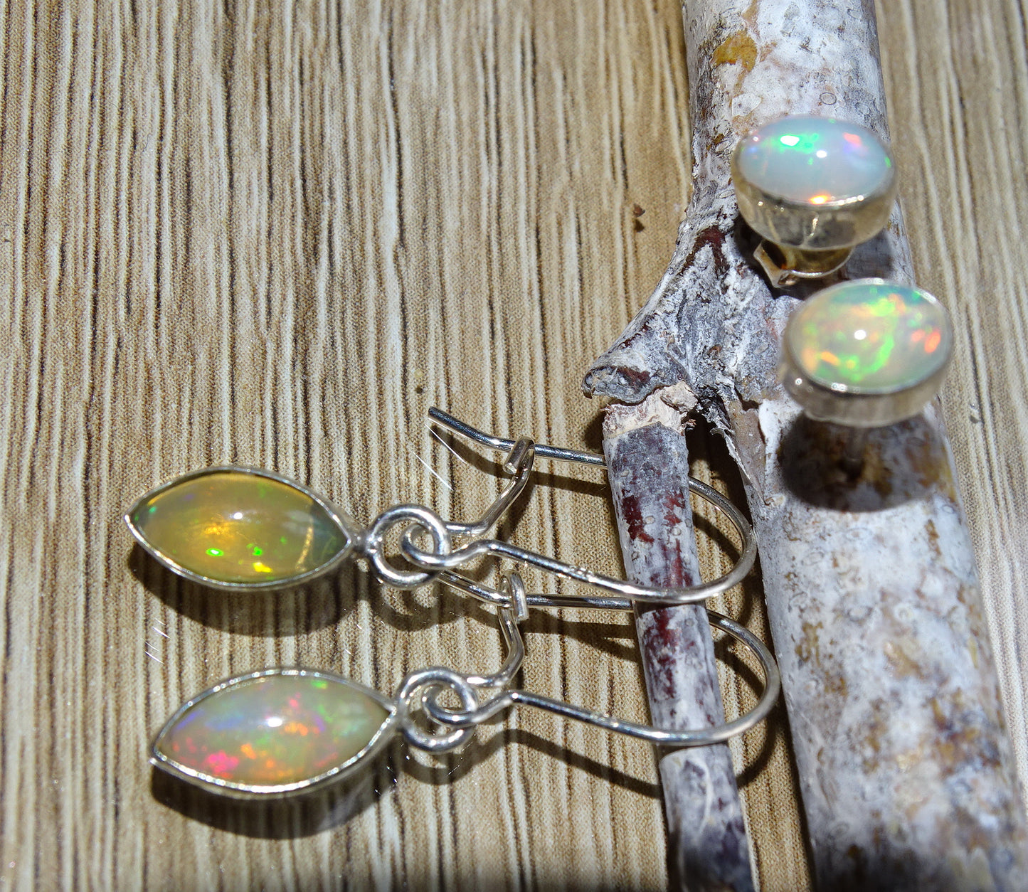 Boucles ou Puces d'oreilles en Opale Welo, qualité AA à AAA, fait par "Gem & Zen". Superbes cabochons de pierres sertis sur Argent 925, des reflets hypnotisants, parfait !