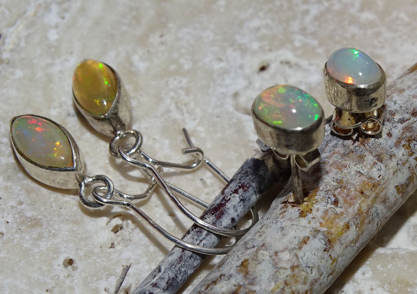 Boucles ou Puces d'oreilles en Opale Welo, qualité AA à AAA, fait par "Gem & Zen". Superbes cabochons de pierres sertis sur Argent 925, des reflets hypnotisants, parfait !