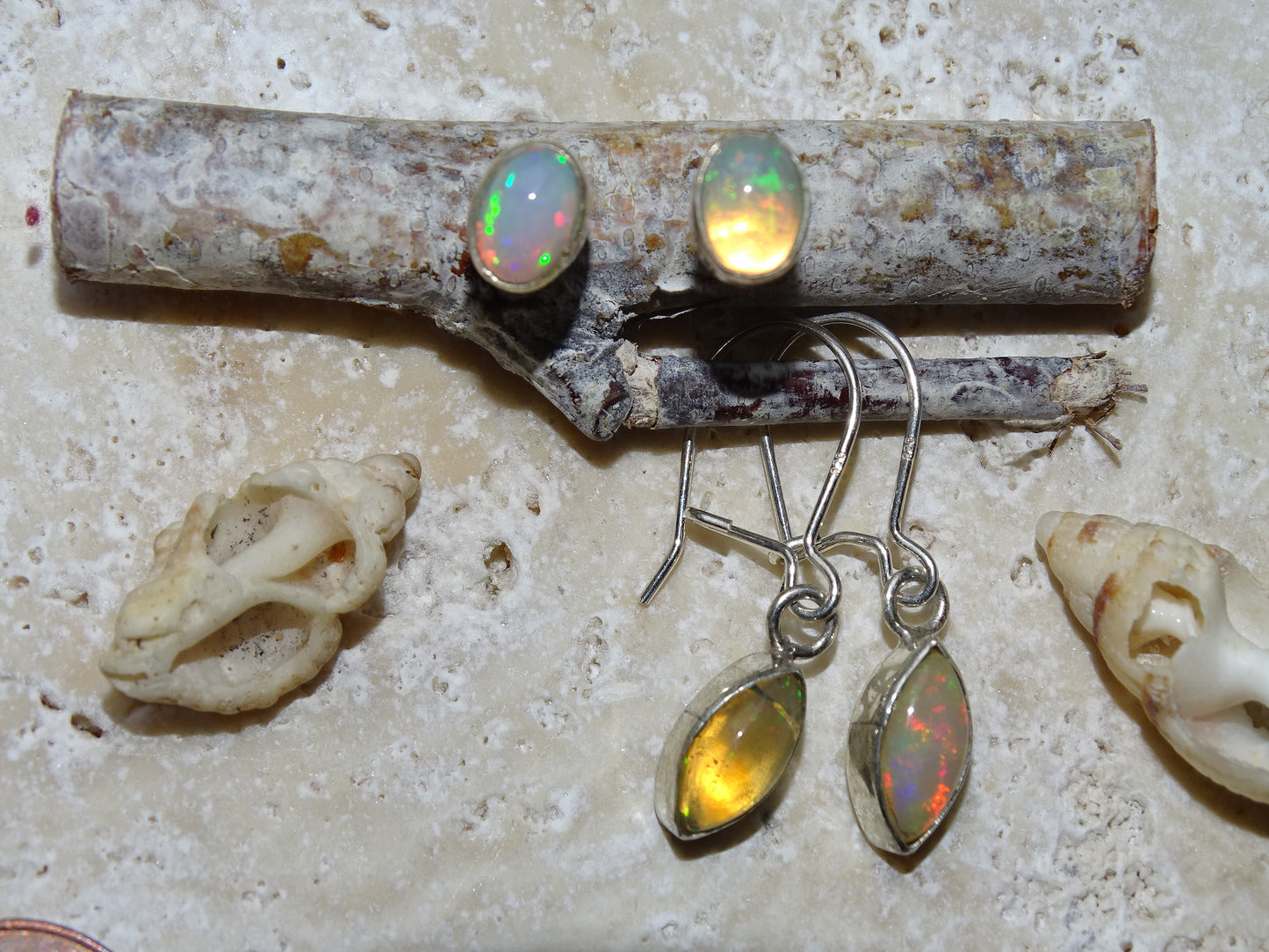 Boucles ou Puces d'oreilles en Opale Welo, qualité AA à AAA, fait par "Gem & Zen". Superbes cabochons de pierres sertis sur Argent 925, des reflets hypnotisants, parfait !