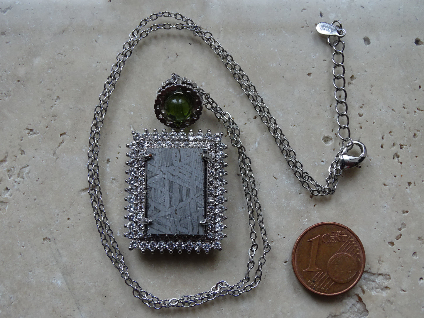 Pendentif 'Premium' style 'retro', en météorite 'Muonionalusta' de Suède et perle de Moldavite. Vendu avec chaînette de 45 cm en Argent. Poids 9,5 gr. Ø 38x22x0,9mm. Superbe pièce !