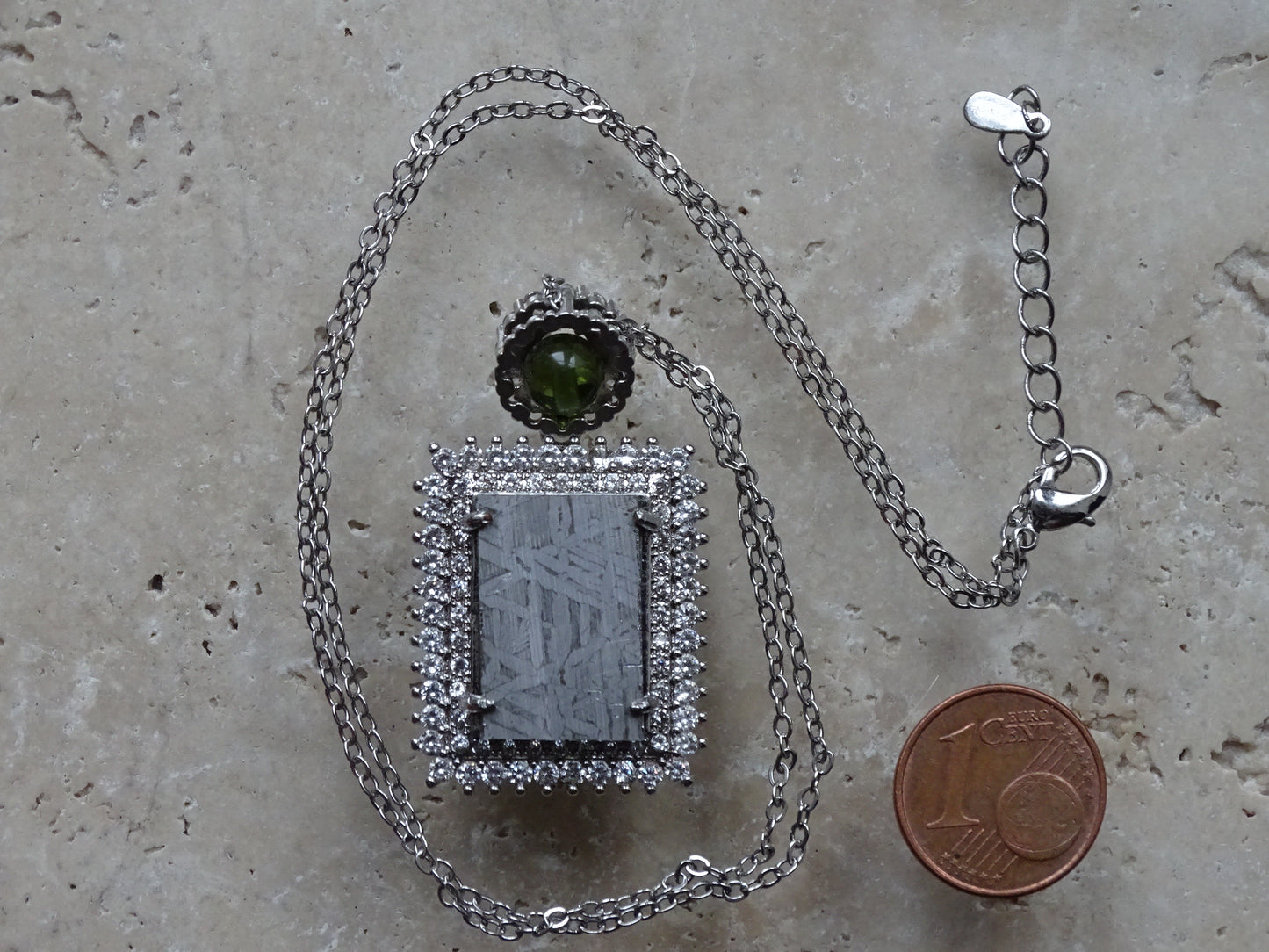 Pendentif 'Premium' style 'retro', en météorite 'Muonionalusta' de Suède et perle de Moldavite. Vendu avec chaînette de 45 cm en Argent. Poids 9,5 gr. Ø 38x22x0,9mm. Superbe pièce !