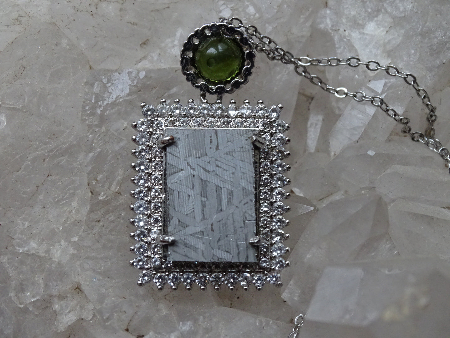 Pendentif 'Premium' style 'retro', en météorite 'Muonionalusta' de Suède et perle de Moldavite. Vendu avec chaînette de 45 cm en Argent. Poids 9,5 gr. Ø 38x22x0,9mm. Superbe pièce !