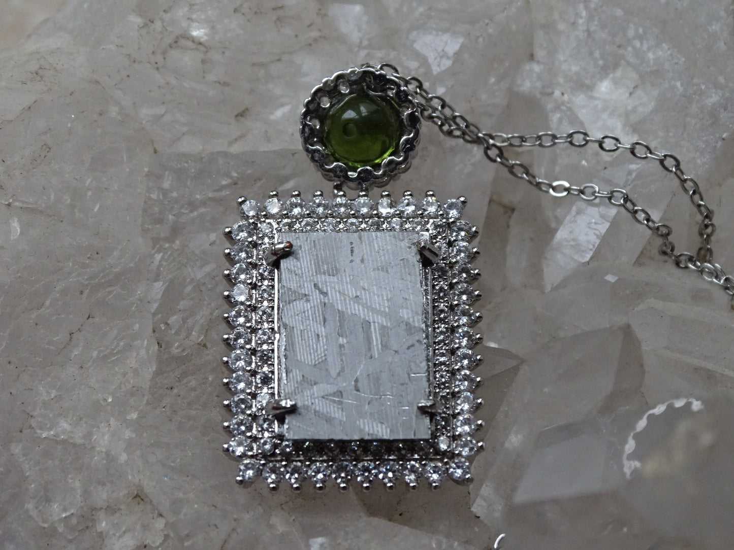 Pendentif 'Premium' style 'retro', en météorite 'Muonionalusta' de Suède et perle de Moldavite. Vendu avec chaînette de 45 cm en Argent. Poids 9,5 gr. Ø 38x22x0,9mm. Superbe pièce !