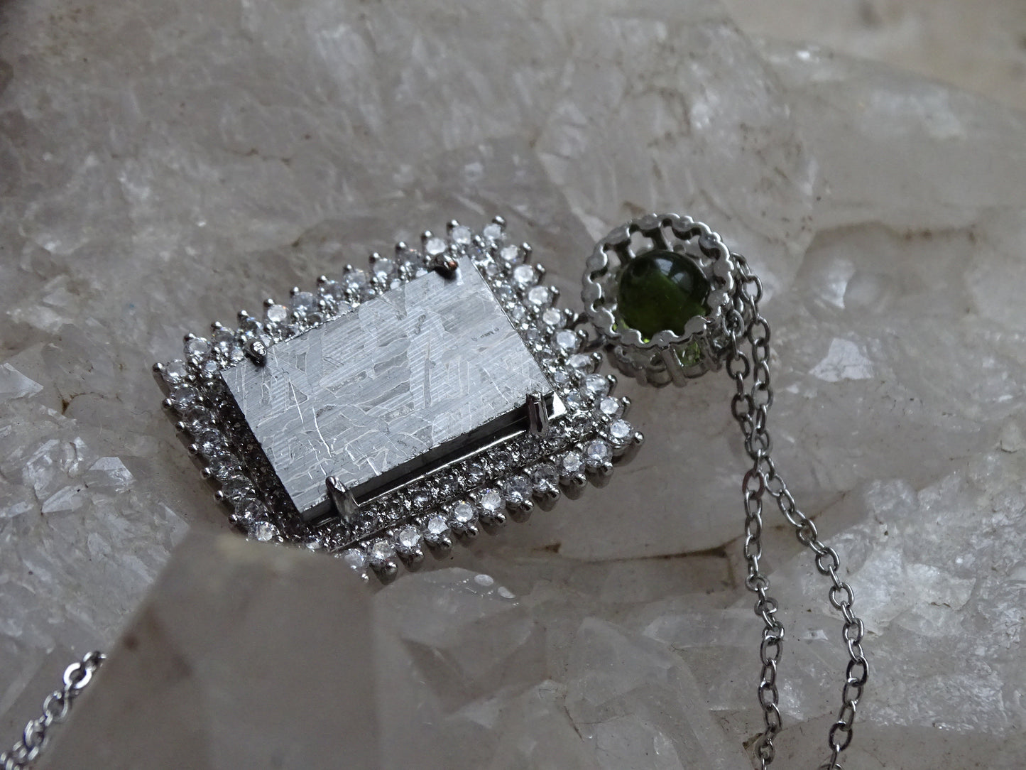 Pendentif 'Premium' style 'retro', en météorite 'Muonionalusta' de Suède et perle de Moldavite. Vendu avec chaînette de 45 cm en Argent. Poids 9,5 gr. Ø 38x22x0,9mm. Superbe pièce !
