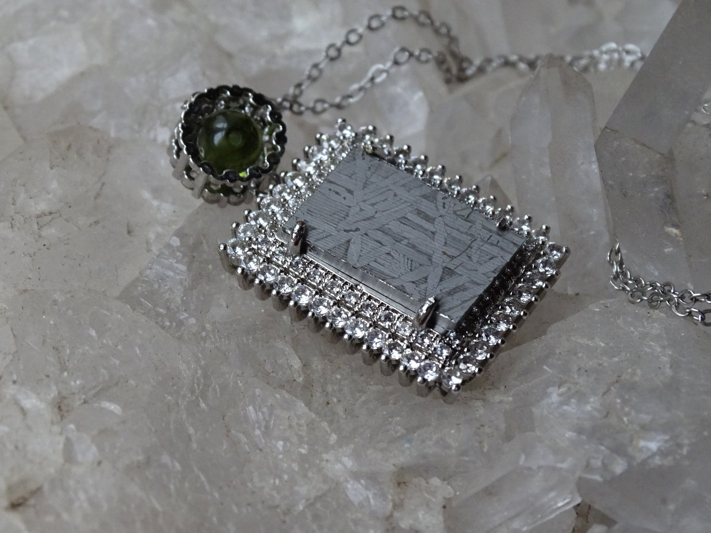 Pendentif 'Premium' style 'retro', en météorite 'Muonionalusta' de Suède et perle de Moldavite. Vendu avec chaînette de 45 cm en Argent. Poids 9,5 gr. Ø 38x22x0,9mm. Superbe pièce !