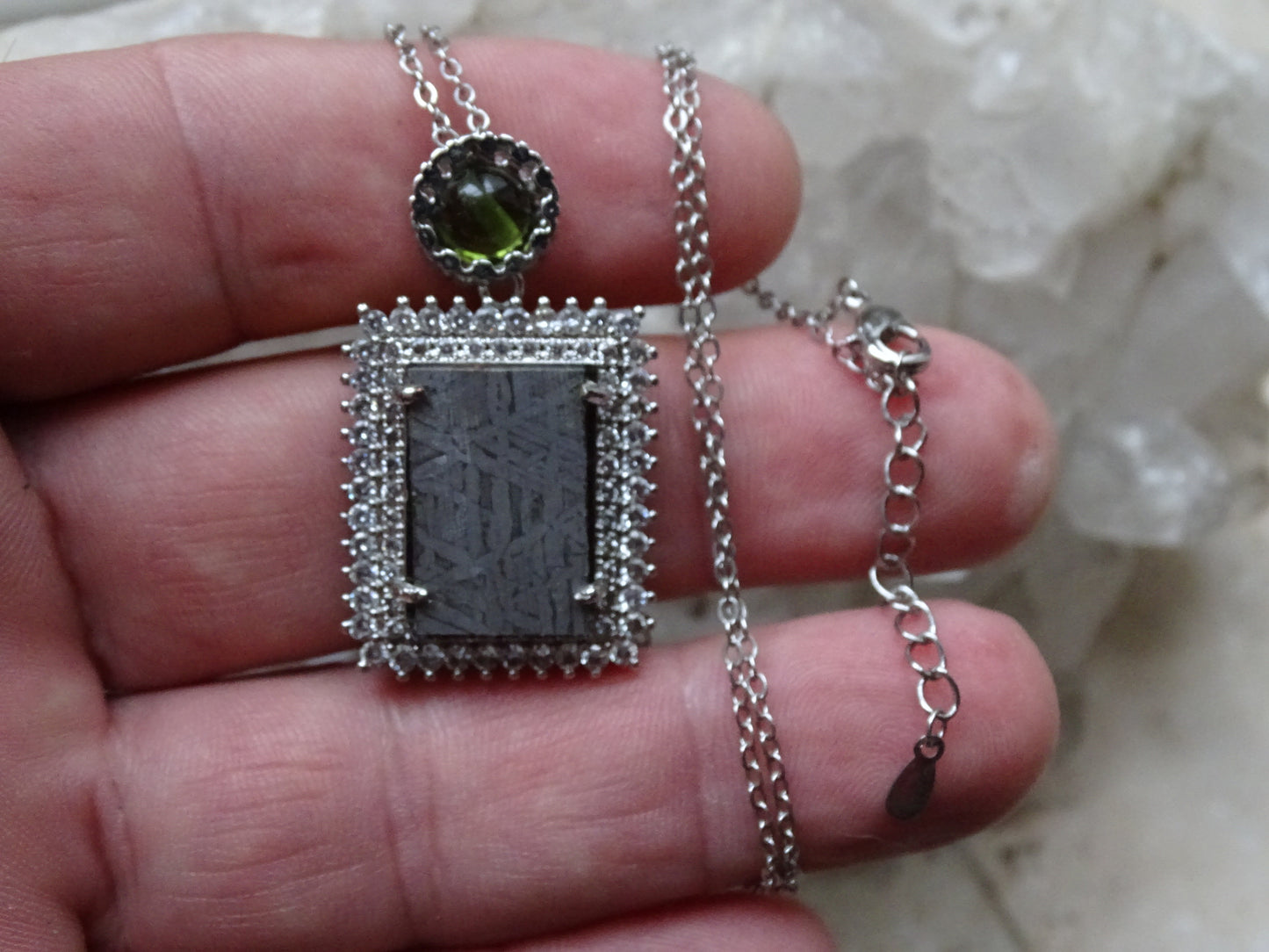 Pendentif 'Premium' style 'retro', en météorite 'Muonionalusta' de Suède et perle de Moldavite. Vendu avec chaînette de 45 cm en Argent. Poids 9,5 gr. Ø 38x22x0,9mm. Superbe pièce !