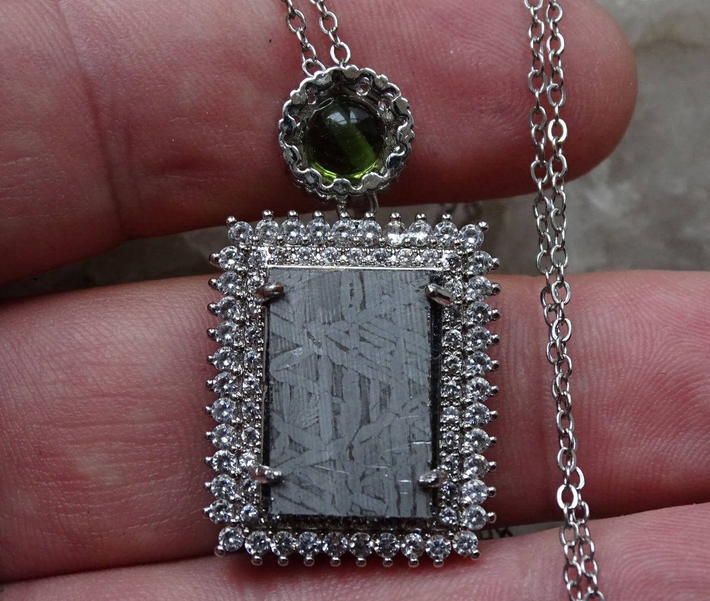 Pendentif 'Premium' style 'retro', en météorite 'Muonionalusta' de Suède et perle de Moldavite. Vendu avec chaînette de 45 cm en Argent. Poids 9,5 gr. Ø 38x22x0,9mm. Superbe pièce !