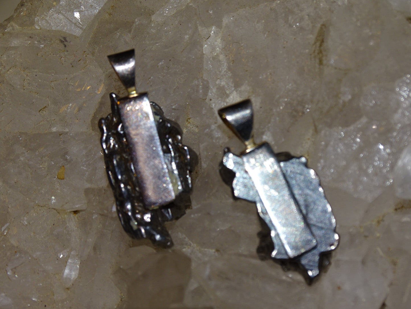 Sélection de pendentifs en météorites 'Campo Del Cielo' (Argentine) - Pièces au choix, pépites entières ou en flacon !