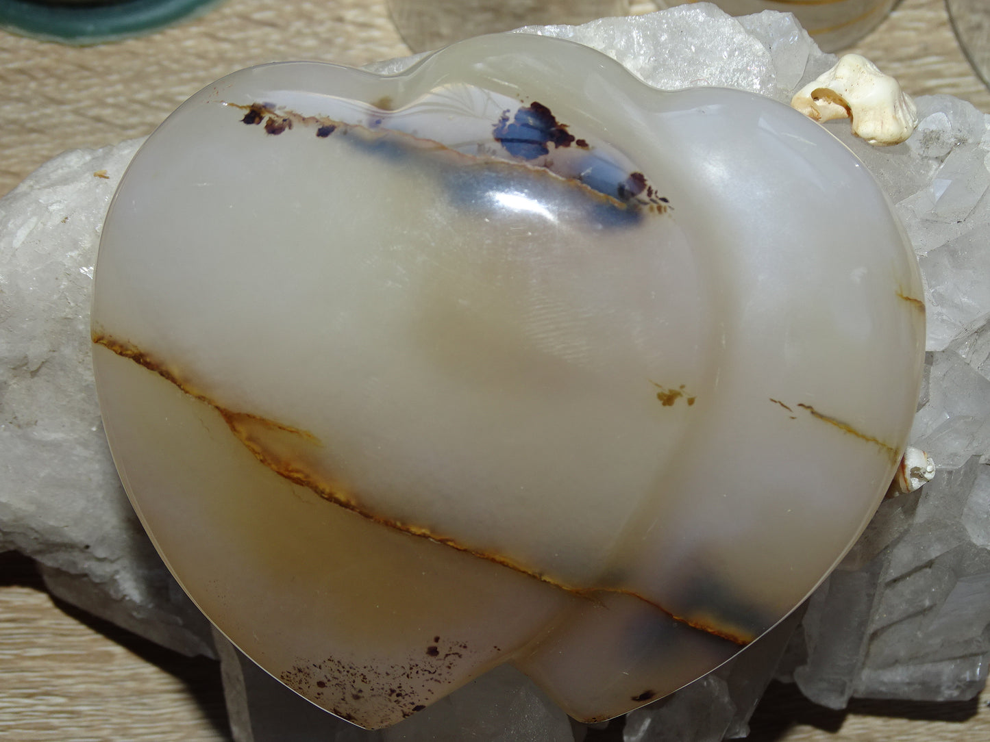 Coeur 'doublé', en agate dentrique de 8,8 x 7,3 x 2,7 centimètres - 320 gr. Belles finitions, des veines de pierres, l'agate des artistes, magnifique pièce !