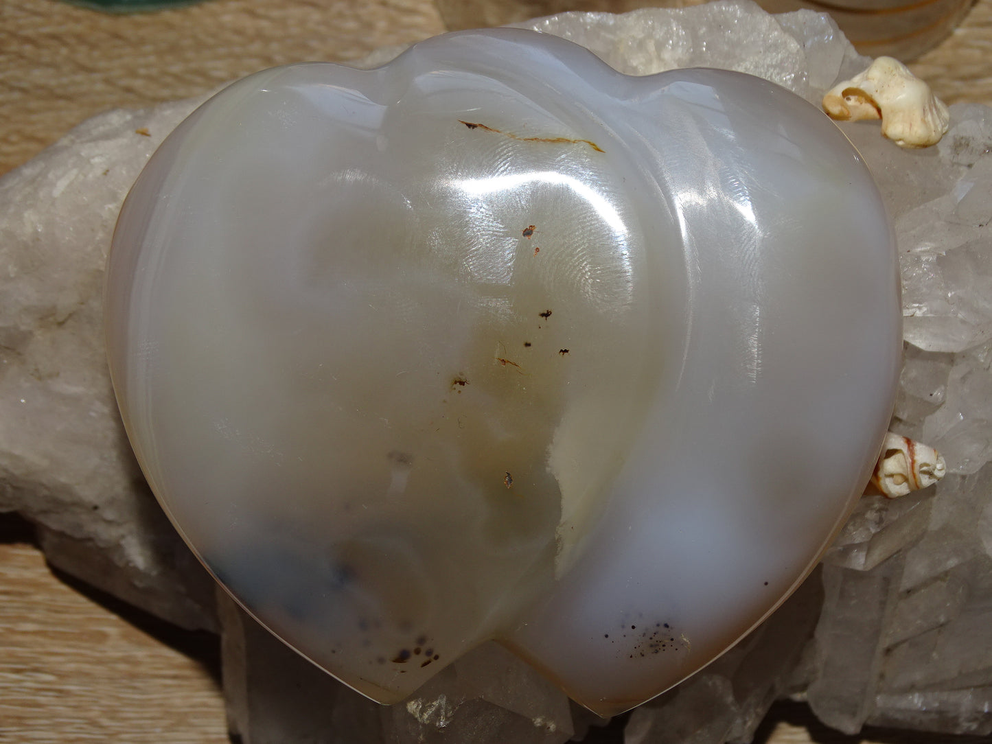Coeur 'doublé', en agate dentrique de 8,8 x 7,3 x 2,7 centimètres - 320 gr. Belles finitions, des veines de pierres, l'agate des artistes, magnifique pièce !