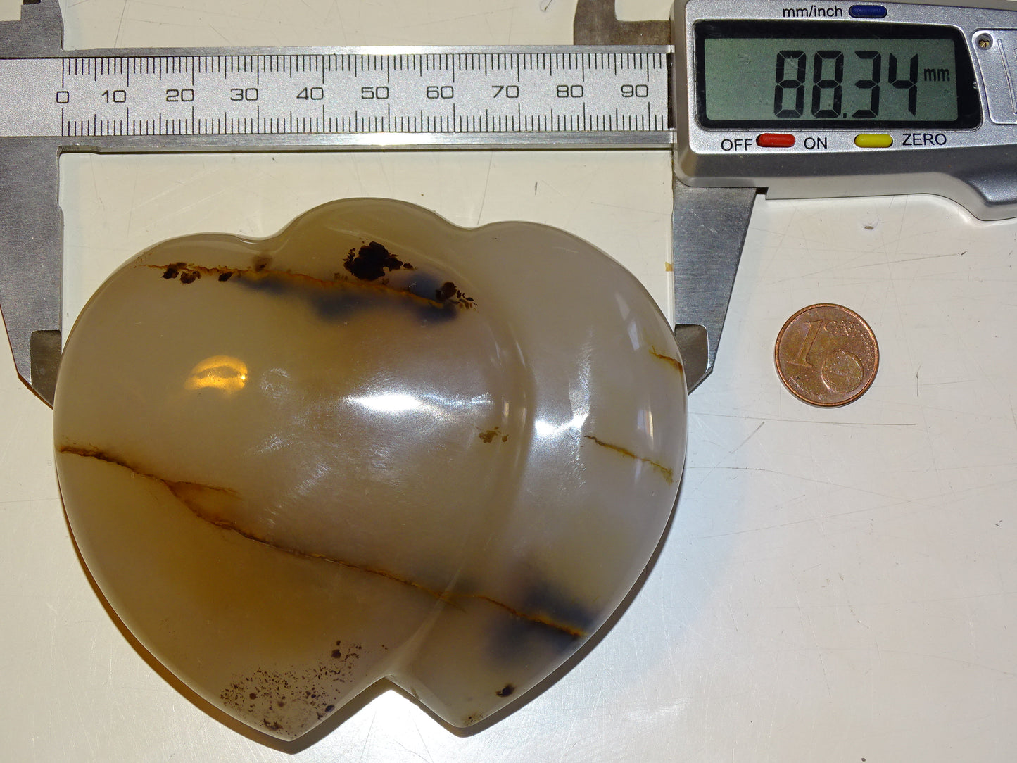 Coeur 'doublé', en agate dentrique de 8,8 x 7,3 x 2,7 centimètres - 320 gr. Belles finitions, des veines de pierres, l'agate des artistes, magnifique pièce !