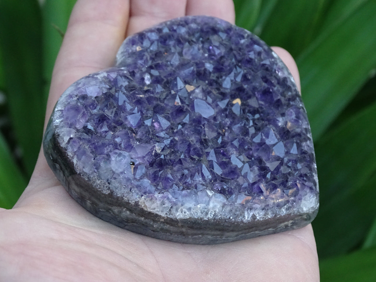Druse en forme de coeur en amethyste, 84 x 81 x 22 millimètres - 290 grammes. Un violet intense, parfait pour recharger des minéraux, magnifique pièce !