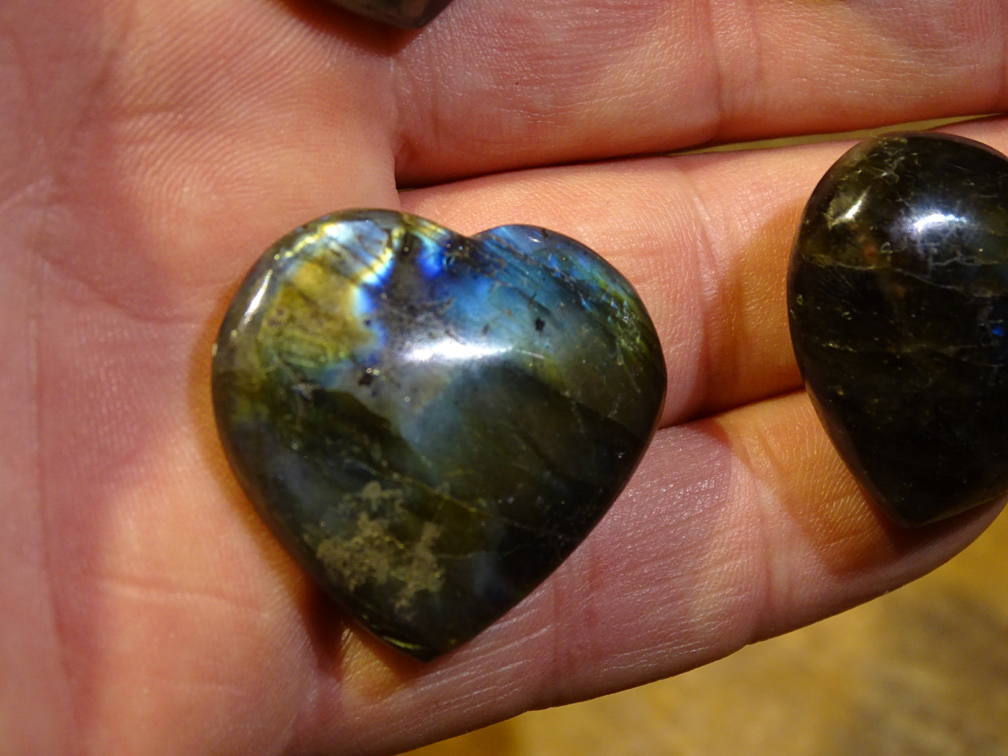 Coeur en labradorite de taille S, 3x3x1,5 cm - 20 gr. Belles finitions, beaux reflets bleutés, belle pièces !