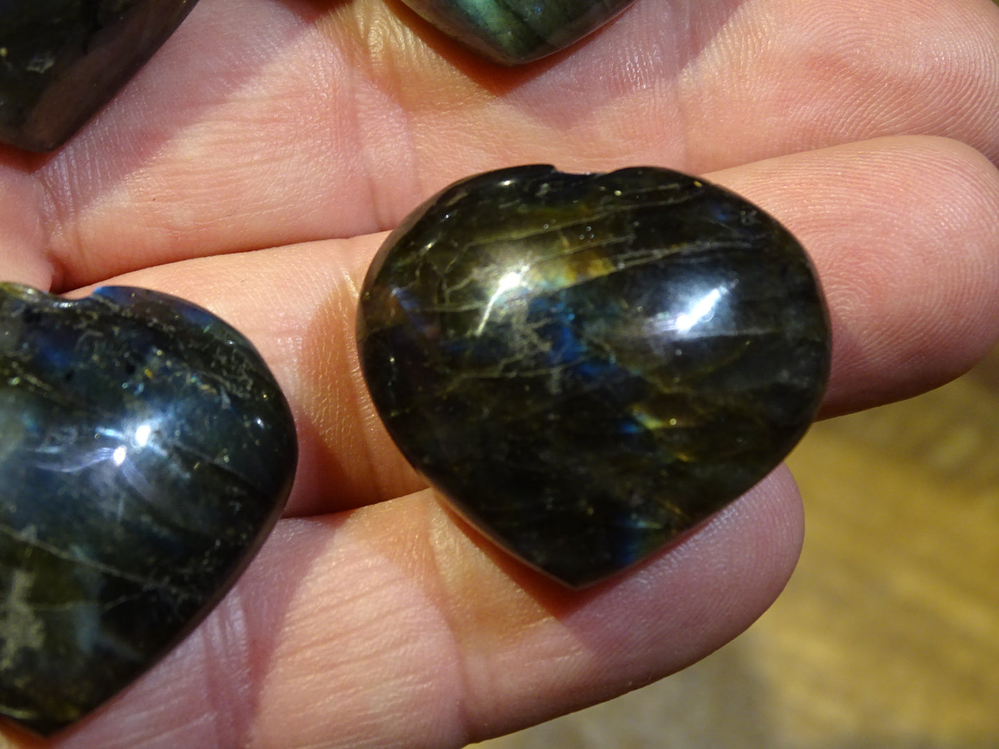 Coeur en labradorite de taille S, 3x3x1,5 cm - 20 gr. Belles finitions, beaux reflets bleutés, belle pièces !