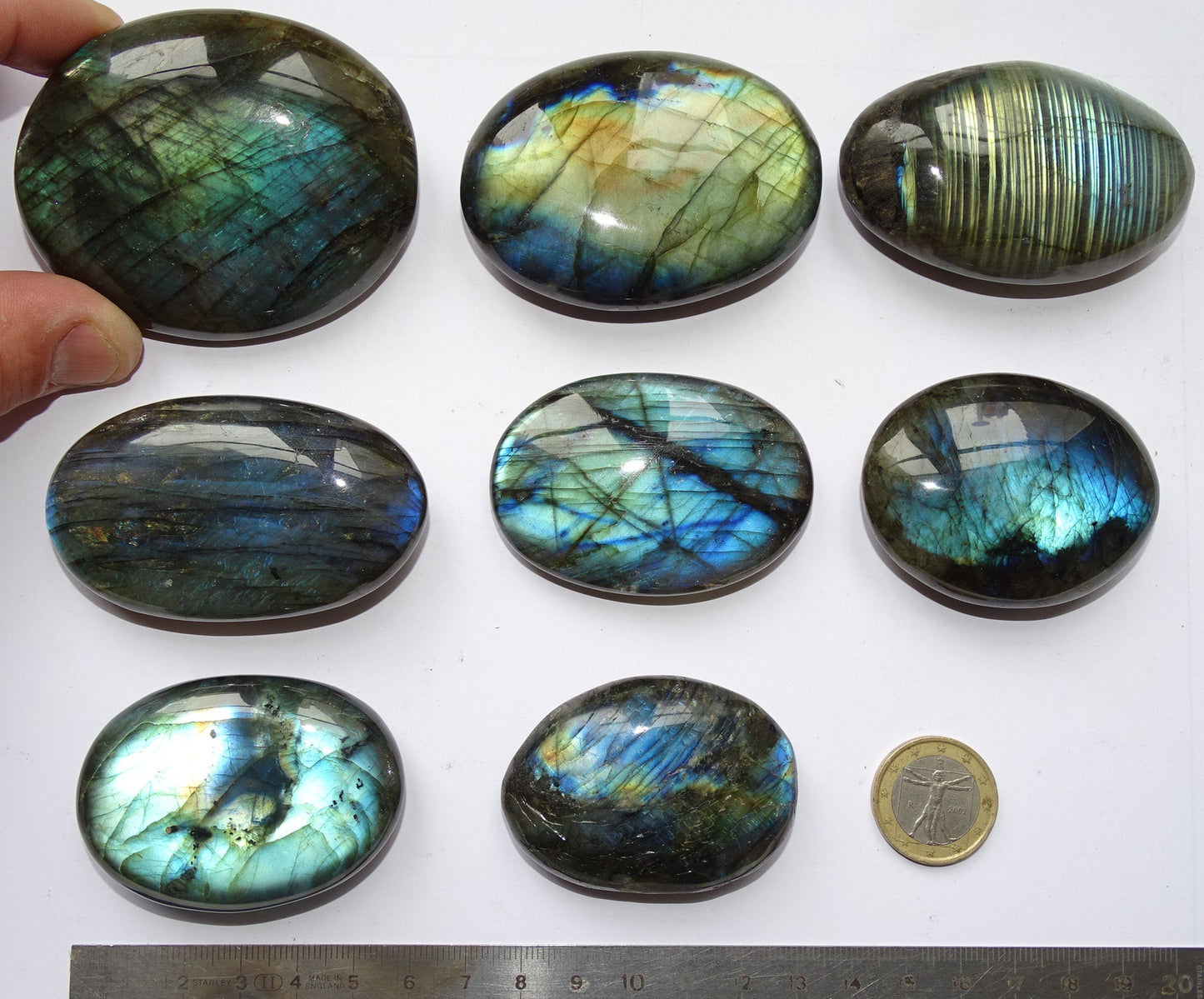 Labradorite, sélection de galets/ pierres plates, modèles au choix, environ 60x40x15 mm. Format adéquat pour des pierres de massages. Très belle qualité, des reflets hologramme incroyable, parfait !