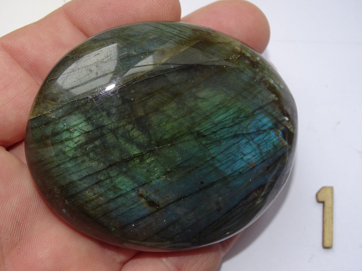 Labradorite, sélection de galets/ pierres plates, modèles au choix, environ 60x40x15 mm. Format adéquat pour des pierres de massages. Très belle qualité, des reflets hologramme incroyable, parfait !