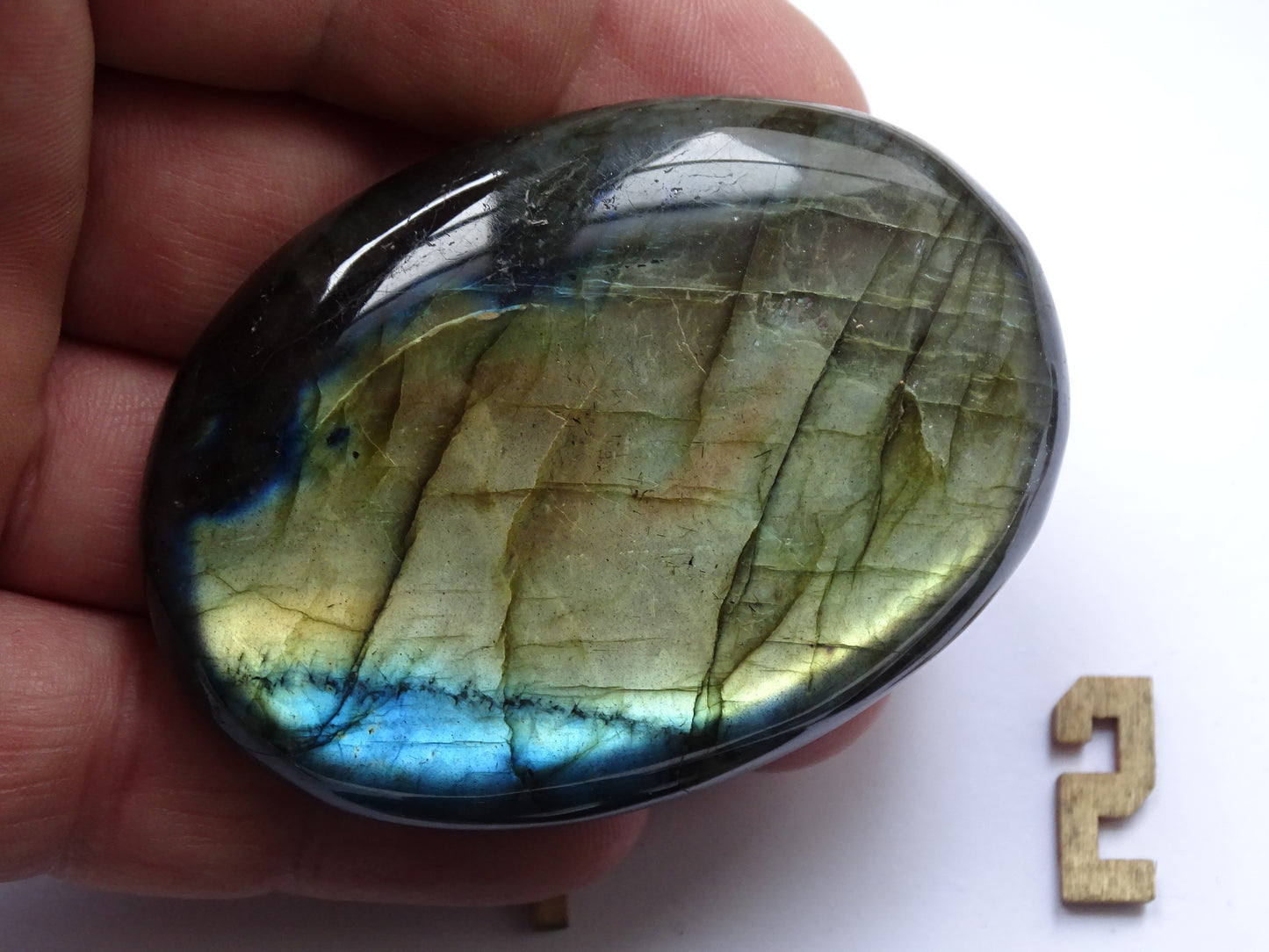 Labradorite, sélection de galets/ pierres plates, modèles au choix, environ 60x40x15 mm. Format adéquat pour des pierres de massages. Très belle qualité, des reflets hologramme incroyable, parfait !