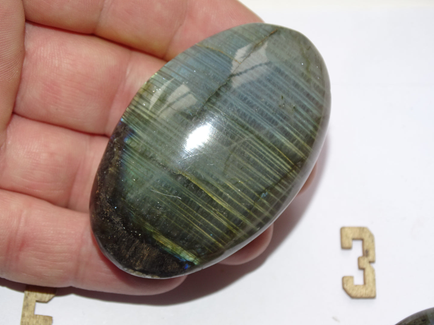 Labradorite, sélection de galets/ pierres plates, modèles au choix, environ 60x40x15 mm. Format adéquat pour des pierres de massages. Très belle qualité, des reflets hologramme incroyable, parfait !