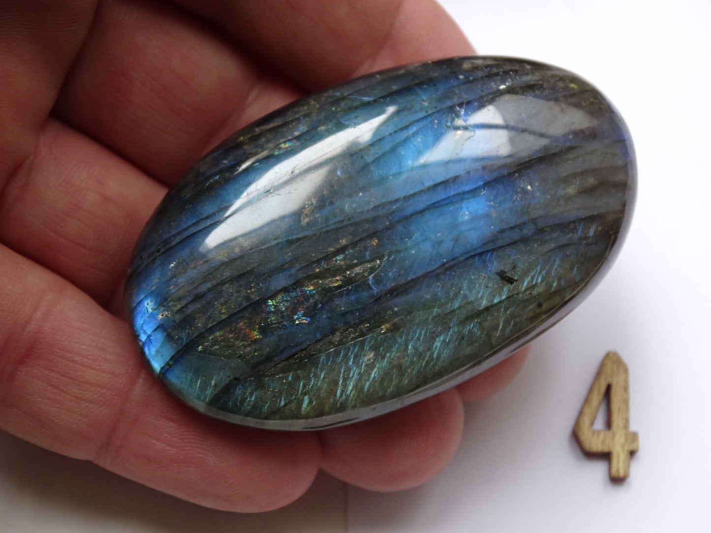 Labradorite, sélection de galets/ pierres plates, modèles au choix, environ 60x40x15 mm. Format adéquat pour des pierres de massages. Très belle qualité, des reflets hologramme incroyable, parfait !