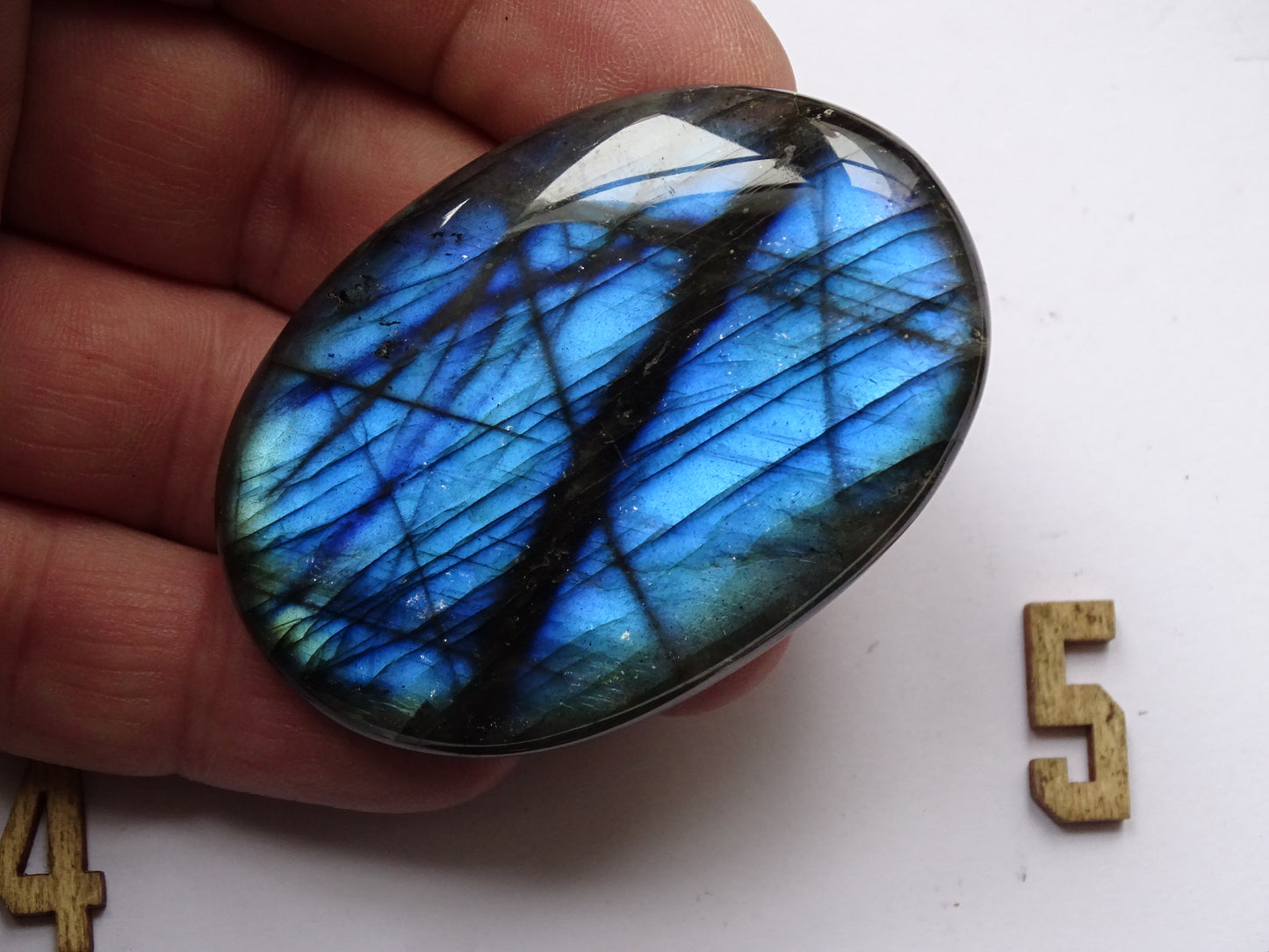 Labradorite, sélection de galets/ pierres plates, modèles au choix, environ 60x40x15 mm. Format adéquat pour des pierres de massages. Très belle qualité, des reflets hologramme incroyable, parfait !