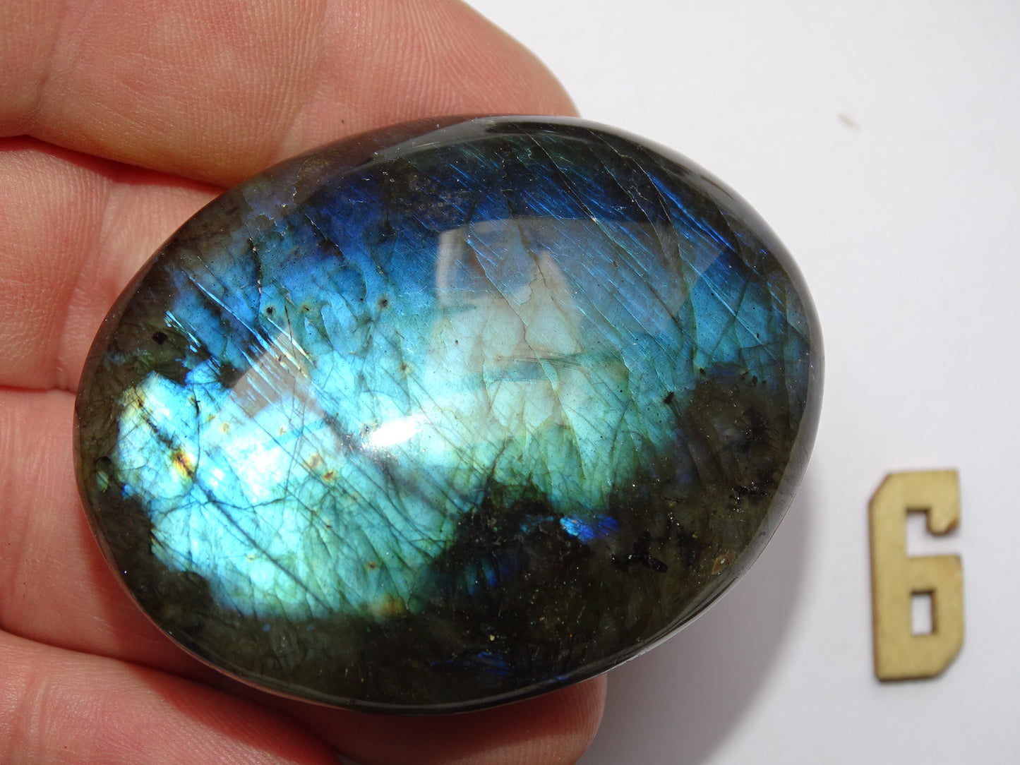 Labradorite, sélection de galets/ pierres plates, modèles au choix, environ 60x40x15 mm. Format adéquat pour des pierres de massages. Très belle qualité, des reflets hologramme incroyable, parfait !