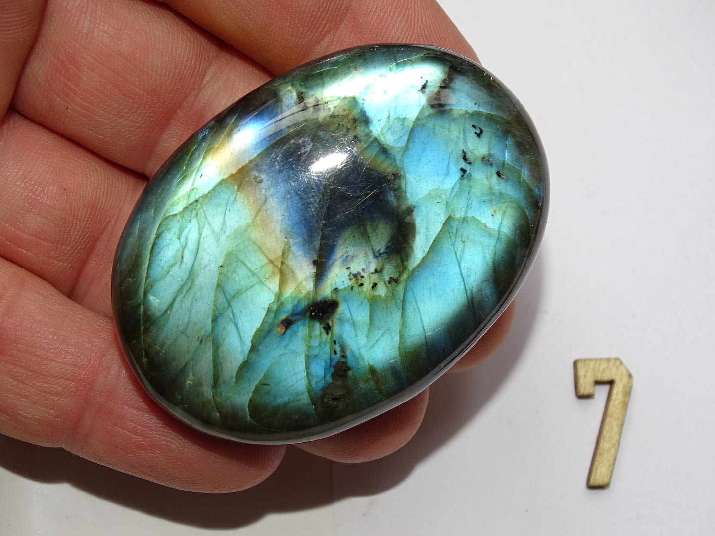 Labradorite, sélection de galets/ pierres plates, modèles au choix, environ 60x40x15 mm. Format adéquat pour des pierres de massages. Très belle qualité, des reflets hologramme incroyable, parfait !