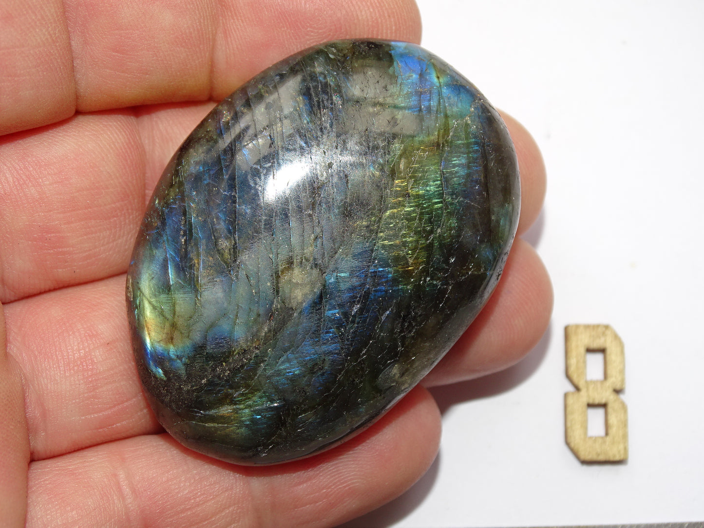 Labradorite, sélection de galets/ pierres plates, modèles au choix, environ 60x40x15 mm. Format adéquat pour des pierres de massages. Très belle qualité, des reflets hologramme incroyable, parfait !