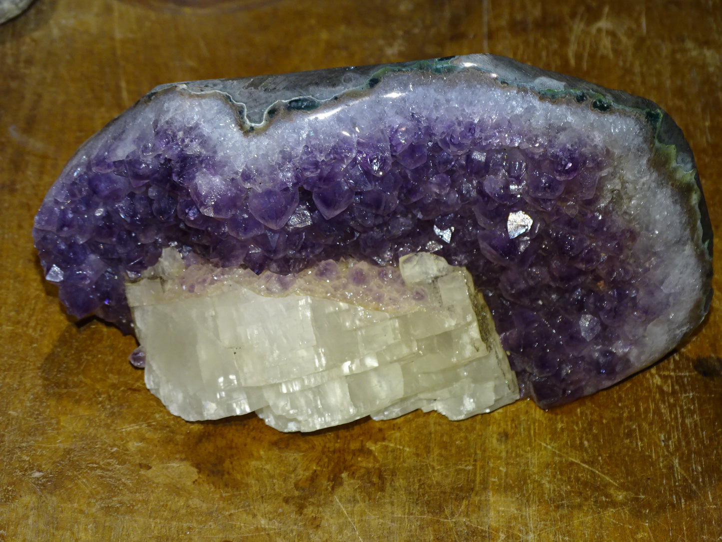 Druse en améthyste avec cristaux de calcite, 2270 grammes, 200 x 120 x 100 millimètres. Superbe qualité AA, en provenance du Brésil. parfait pour vos collections, expositions...