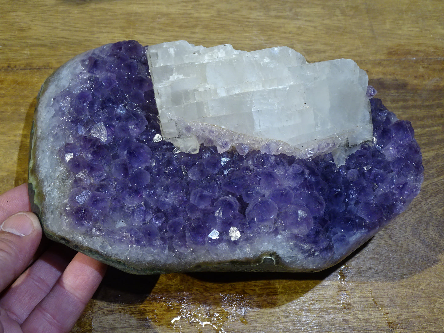 Druse en améthyste avec cristaux de calcite, 2270 grammes, 200 x 120 x 100 millimètres. Superbe qualité AA, en provenance du Brésil. parfait pour vos collections, expositions...