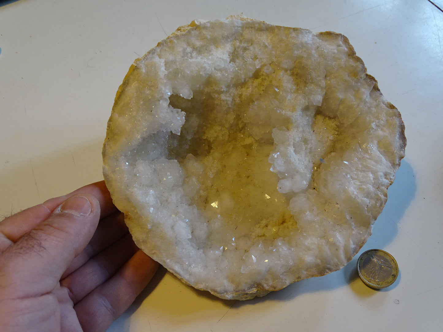 Géode en quartz/ Cristal de roche naturel de 17x17x9 centimètres - 1 610 grammes. Magnifique pièce presque ronde !
