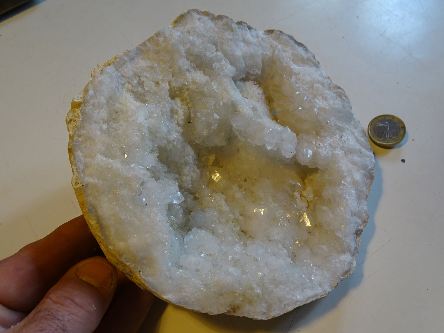 Géode en quartz/ Cristal de roche naturel de 17x17x9 centimètres - 1 610 grammes. Magnifique pièce presque ronde !