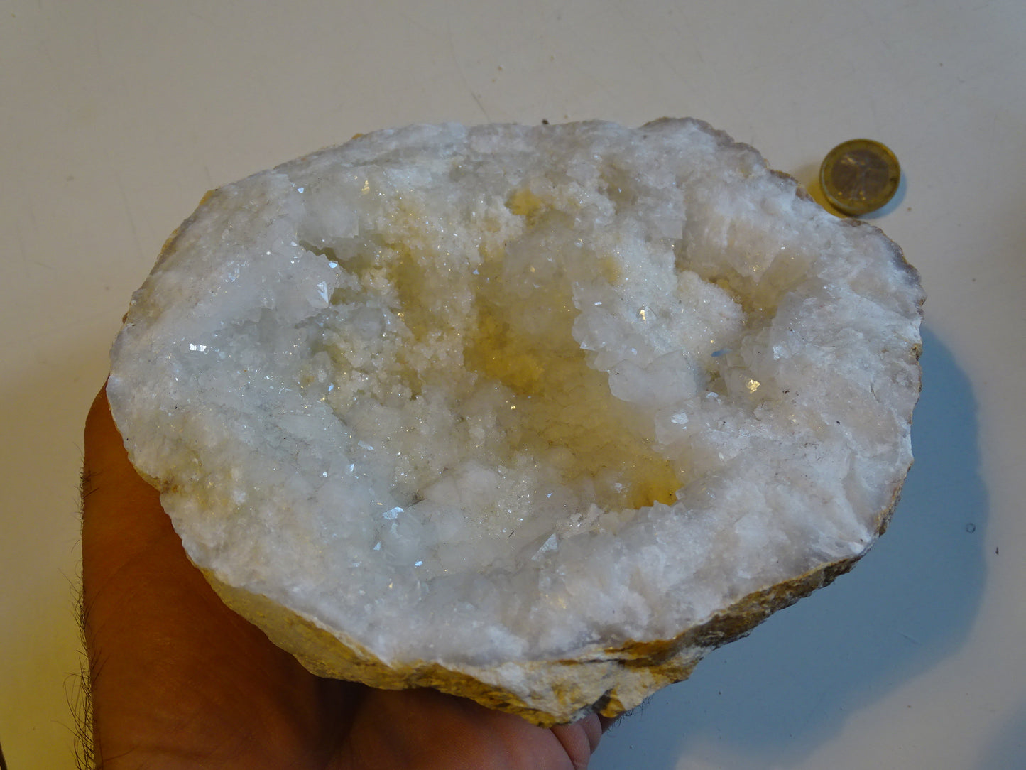 Géode en quartz/ Cristal de roche naturel de 17x17x9 centimètres - 1 610 grammes. Magnifique pièce presque ronde !