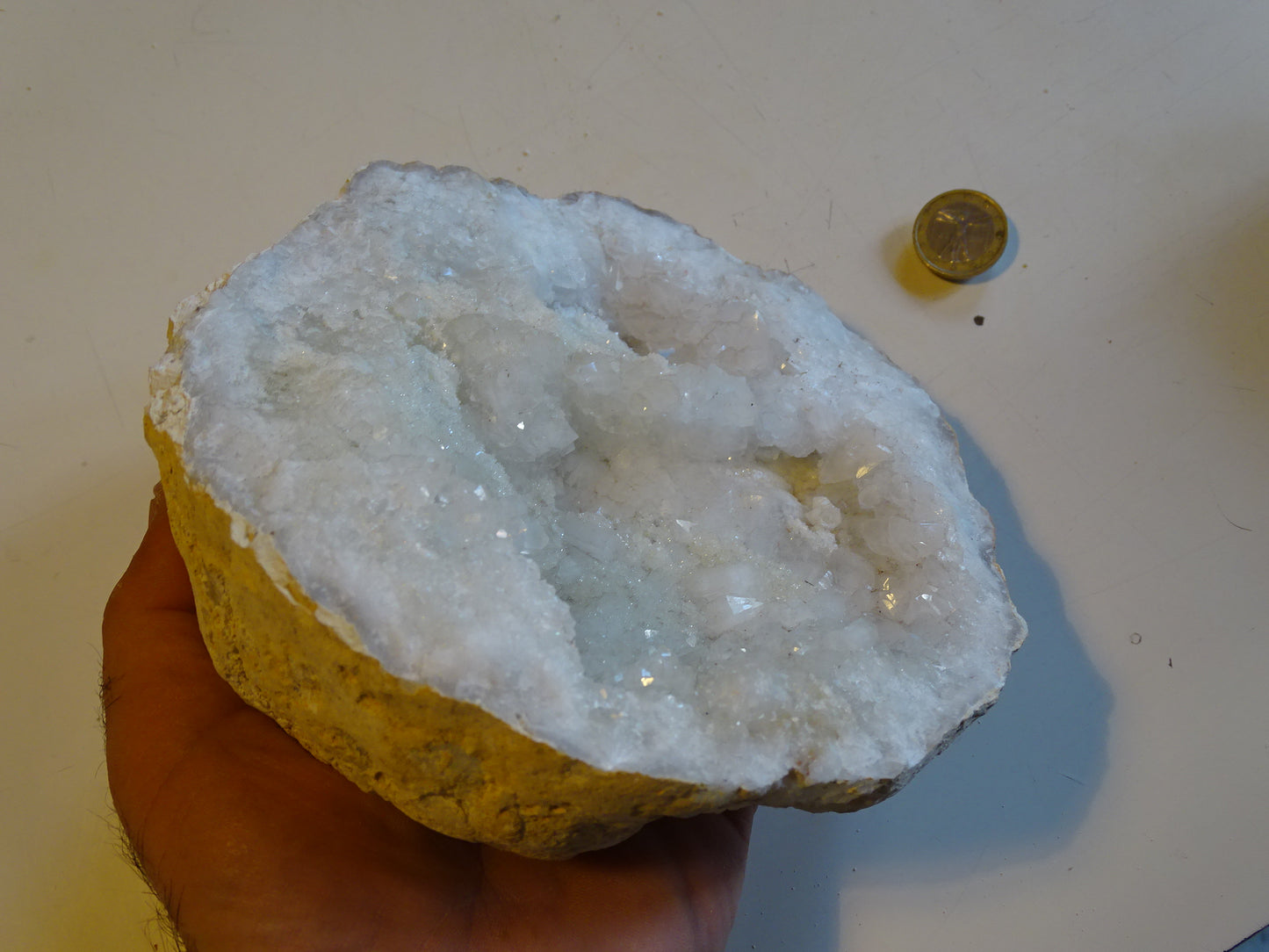 Géode en quartz/ Cristal de roche naturel de 17x17x9 centimètres - 1 610 grammes. Magnifique pièce presque ronde !