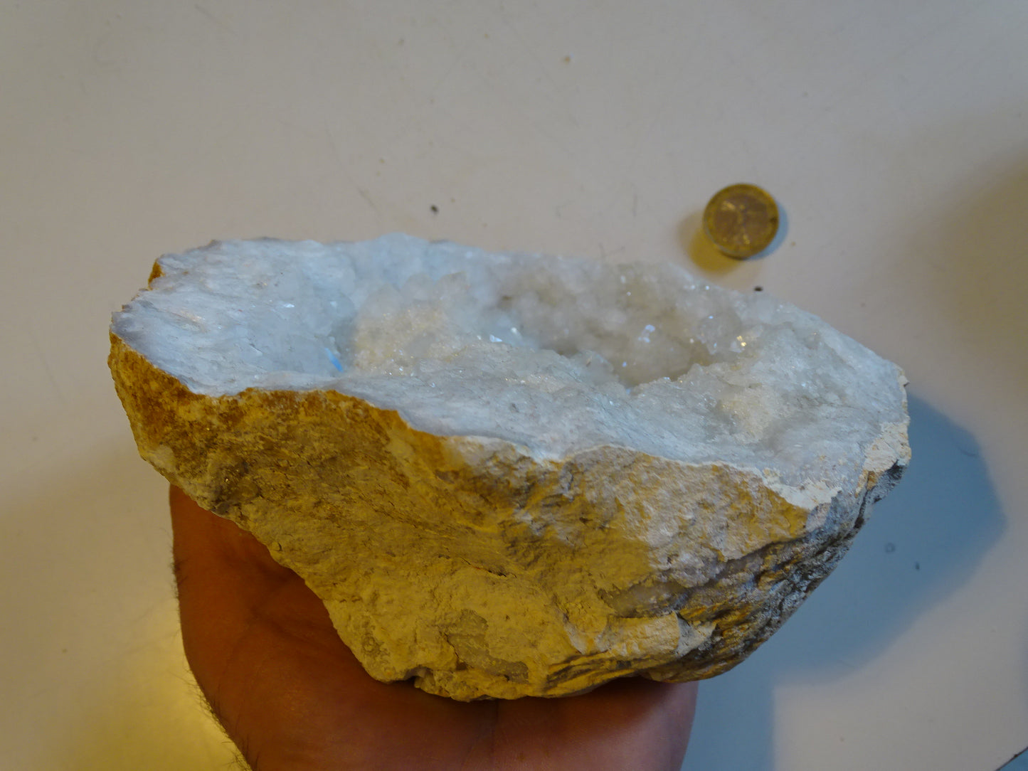 Géode en quartz/ Cristal de roche naturel de 17x17x9 centimètres - 1 610 grammes. Magnifique pièce presque ronde !