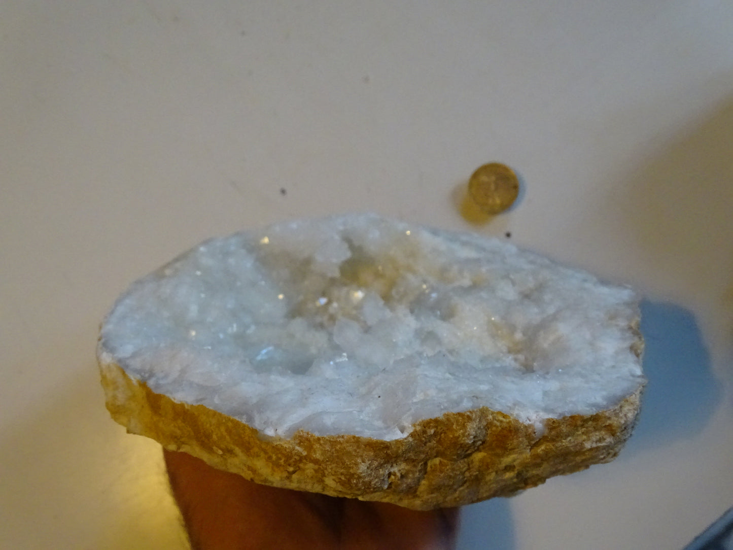 Géode en quartz/ Cristal de roche naturel de 17x17x9 centimètres - 1 610 grammes. Magnifique pièce presque ronde !