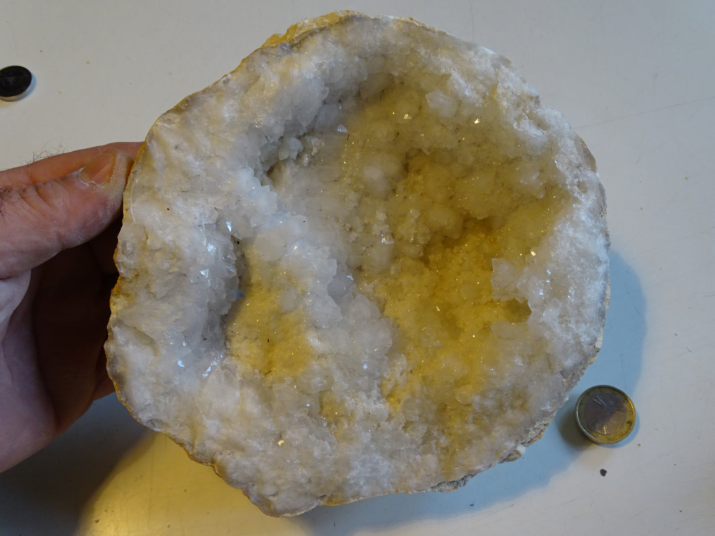 Géode en quartz/ Cristal de roche naturel de 17x17x9 centimètres - 1 610 grammes. Magnifique pièce presque ronde !