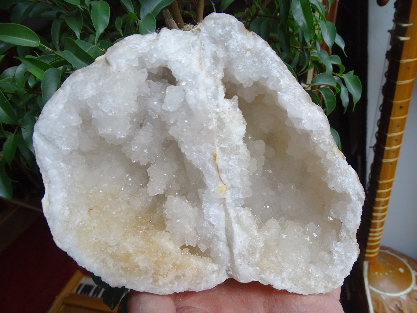 Géode en quartz/ Cristal de roche, de 16x14x12 centimètres - 1 684 grammes. Magnifique spécimen naturel !