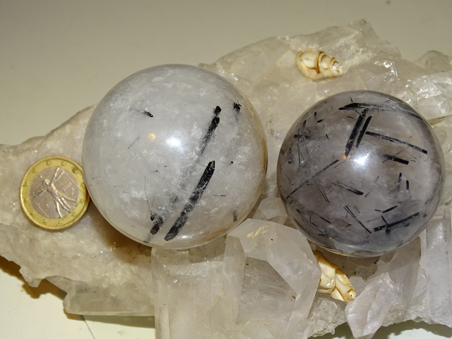 Sphères de Cristal/ Quartz avec inclusions de tourmaline noire, de 46 et 52 millimètres - 136 et 196 grammes. une pierre surprenante !