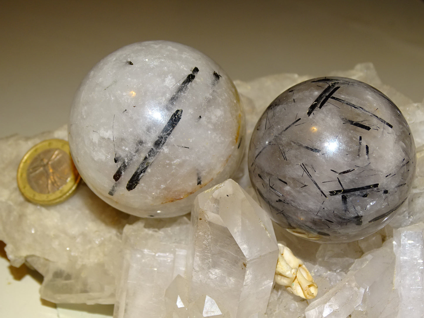 Sphères de Cristal/ Quartz avec inclusions de tourmaline noire, de 46 et 52 millimètres - 136 et 196 grammes. une pierre surprenante !