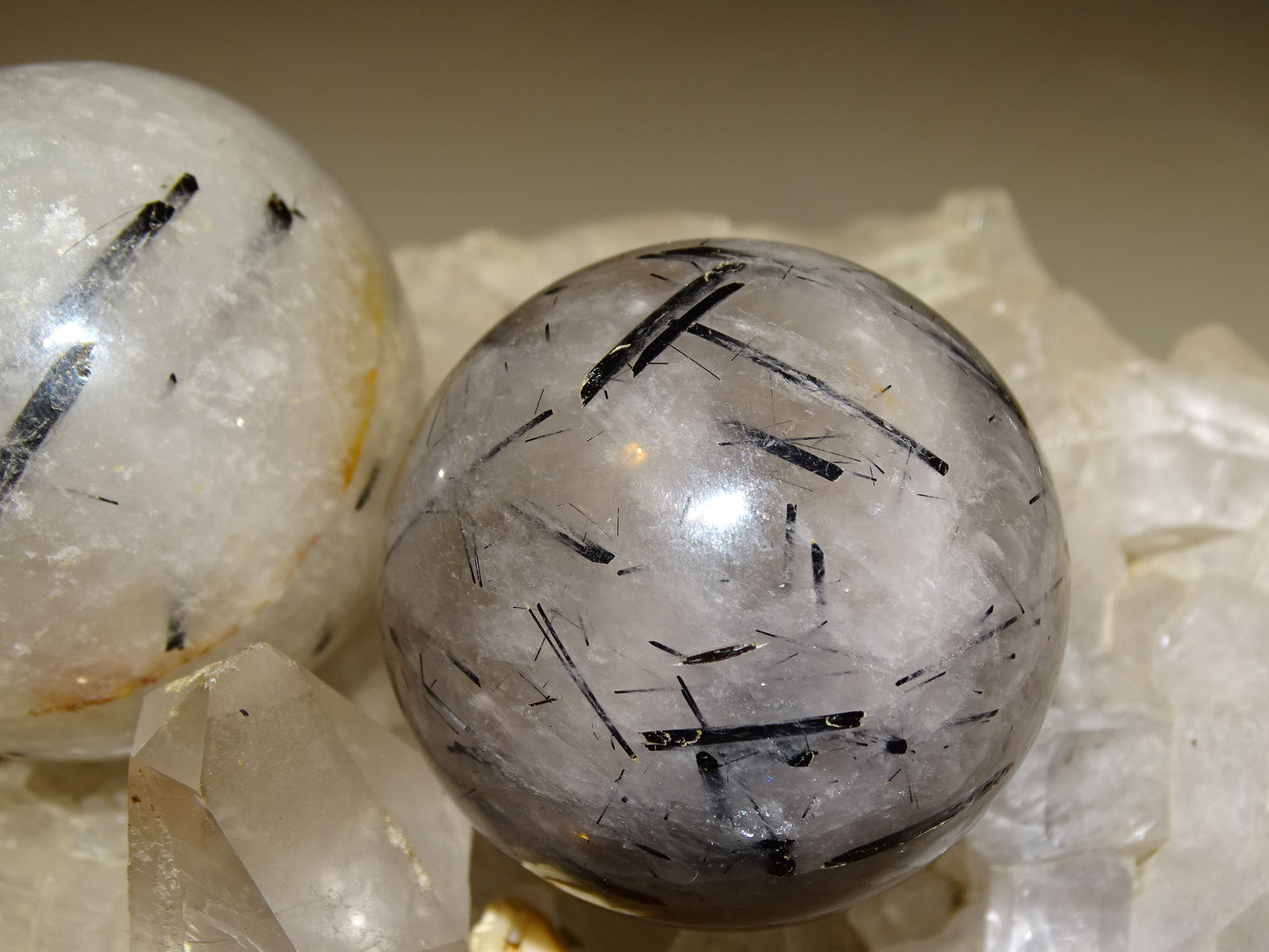 Sphères de Cristal/ Quartz avec inclusions de tourmaline noire, de 46 et 52 millimètres - 136 et 196 grammes. une pierre surprenante !