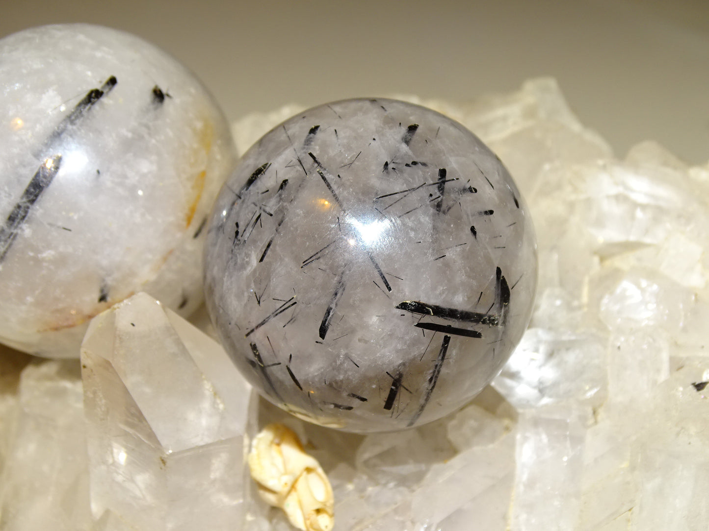 Sphères de Cristal/ Quartz avec inclusions de tourmaline noire, de 46 et 52 millimètres - 136 et 196 grammes. une pierre surprenante !
