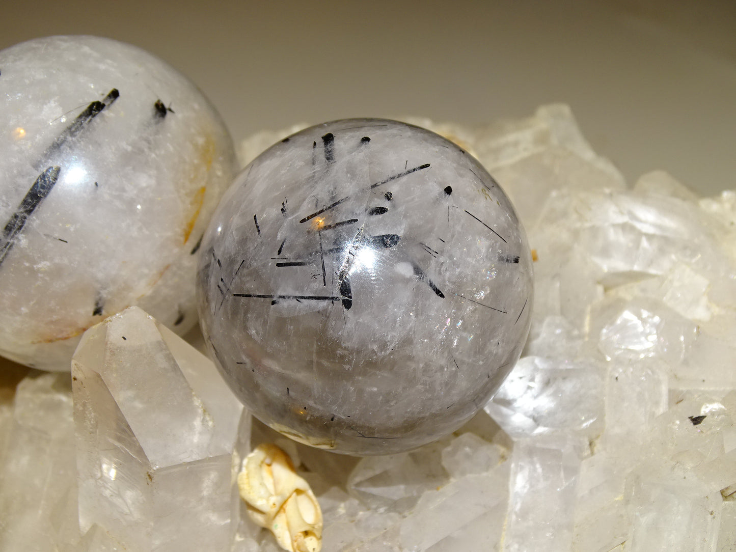Sphères de Cristal/ Quartz avec inclusions de tourmaline noire, de 46 et 52 millimètres - 136 et 196 grammes. une pierre surprenante !