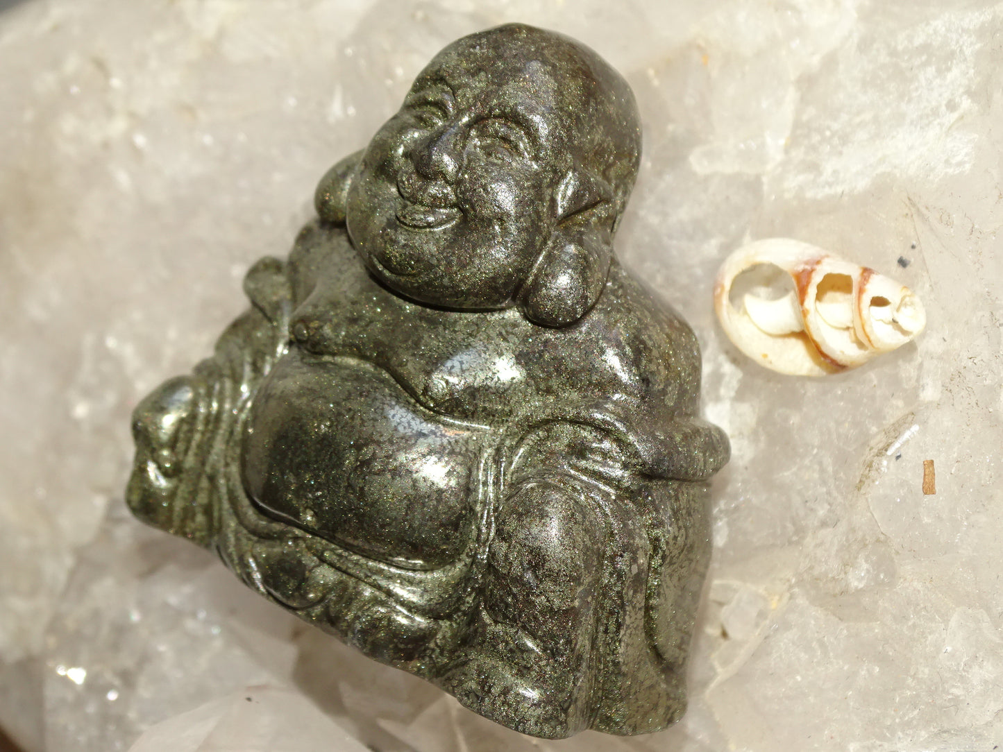 Bouddha Rieur en pyrite, fait main, taille de 50 millimètres de hauteur x 45 x 26 - très belle petite pièce d'une pierre quasi indestructible !