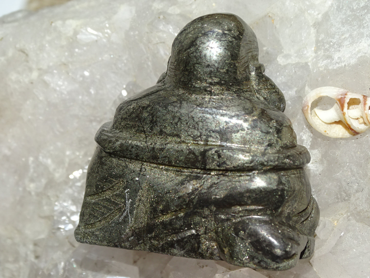 Bouddha Rieur en pyrite, fait main, taille de 50 millimètres de hauteur x 45 x 26 - très belle petite pièce d'une pierre quasi indestructible !
