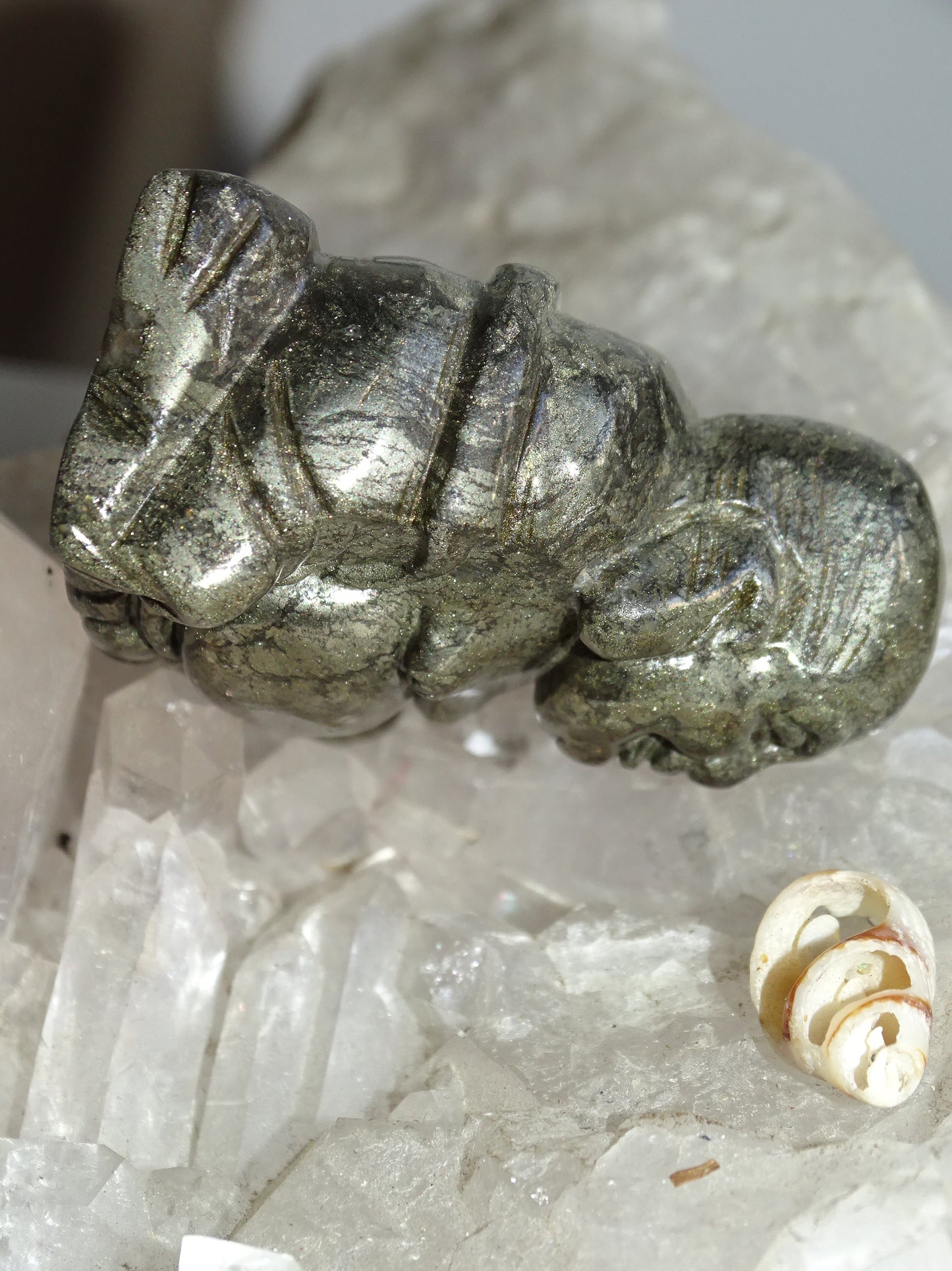 Bouddha Rieur en pyrite, fait main, taille de 50 millimètres de hauteur x 45 x 26 - très belle petite pièce d'une pierre quasi indestructible !